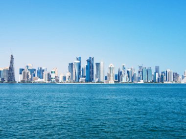 Modern Doha şehir manzarası ile gökdelenler ve waterfront kentsel peyzaj