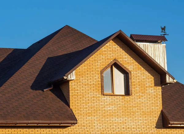 Brown Multilevel Roof Modern Brick House Window Rain Gutters — Stock Photo, Image
