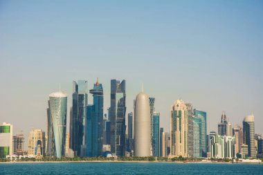 Modern ve yüksek kalkan şehir, Doha Katar, Ortadoğu manzarası
