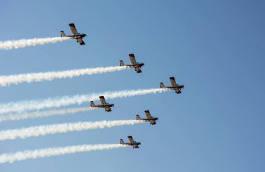 Hafif eğitmen uçak. Duman ile uçan oluşumu. Hava gösterisi.