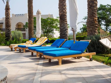 Boş şezlonglar havlulara resort, dinlenme ve tatil kavramı ile