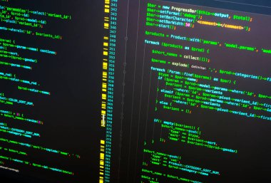 Koyu arka plan üzerinde monitörde yeşil php kod satırları. Makro