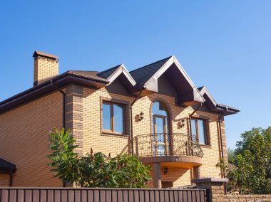 Sahte balkon, yağmur olukları ve güzel dövme ile tuğla baca tuğla ev cephe