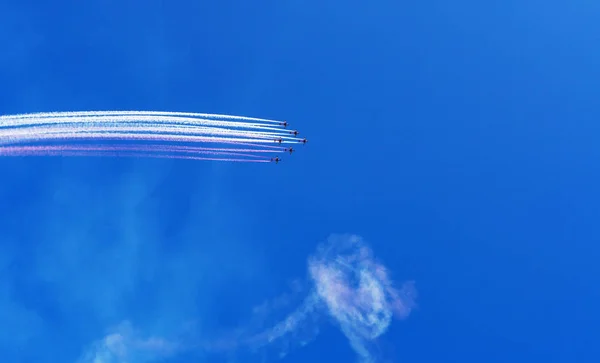 Αεροβατική Ομάδα Δράση Κατά Διάρκεια Της Airshow Στο Κατάρ — Φωτογραφία Αρχείου