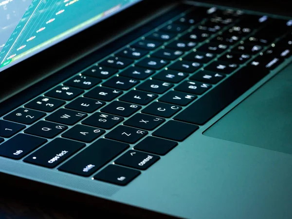 Siyah dizüstü klavye ile arkadan aydınlatmalı yakın çekim