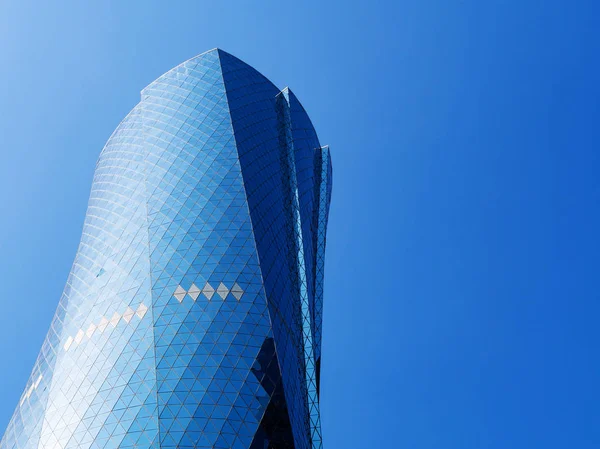 Al Bidda Tower karşı açık mavi gökyüzü, yakın çekim