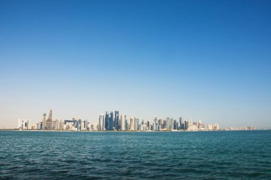 Doha, Katar modern manzarası güneşli panoramik manzaralı