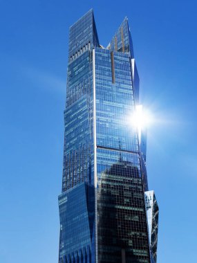 Doha, Katar - 14 Aralık 2018: Modern gökdelen mavi gökyüzü arka plan, Dikey vurgu etkisi ile. Palm kule Katar