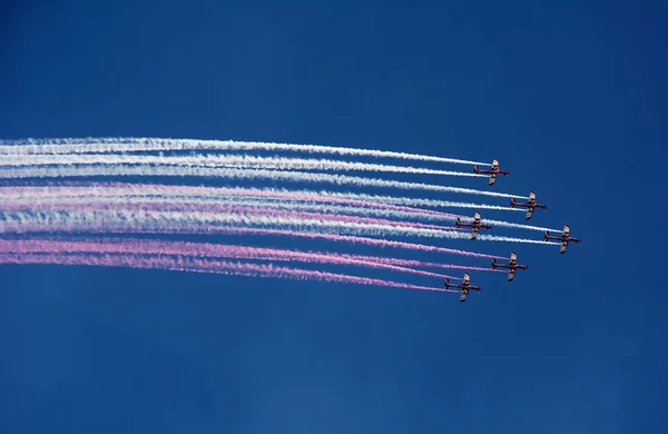 色付きのカタール フラグ ジェットの形で航空機とドーハ カタール 2018 デモ飛行 — ストック写真