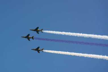 Doha, Katar - 14 Aralık 2018: Üç uçak Hawk Ajt uçan aviashow içinde yan yana