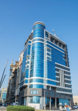 Yeni modern ofis binası ile cam kaplı cephe yansıtıcı plaka cam ile kaplı