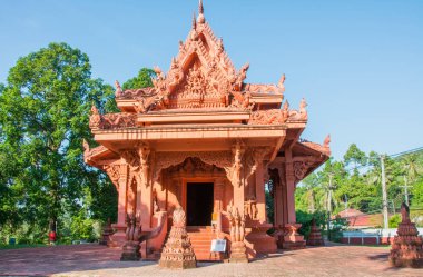 Kırmızı kil Tapınağı - Wat Ratchathammaram Koh Samui Adası, Tayland mavi gökyüzü altında