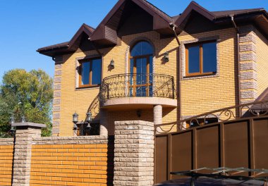 Modern tuğla ev sahte balkon, pencere eşiği ve yağmur olukları ile dış