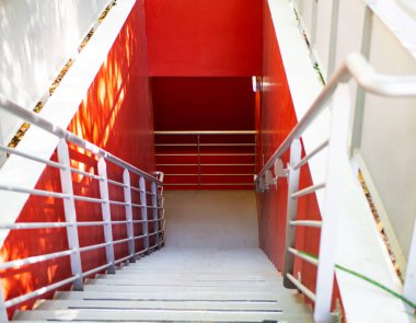 Alt kattan dışında kırmızı koridor, içine üstten görüntülemek