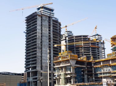 Modern yüksek katlı binalar İnşaat vinçleri ve iskele ile