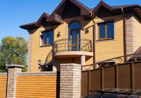 Modern tuğla ev sahte balkon, pencere eşiği ve yağmur olukları ile dış