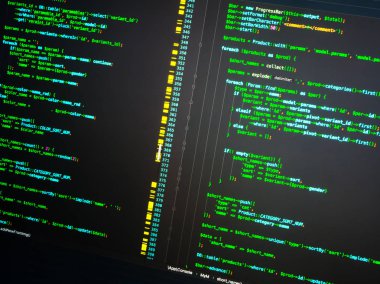 Ayrıntılı gerçek php satırları monitörde siyah arka plan üzerine yakın çekim. Web geliştirme