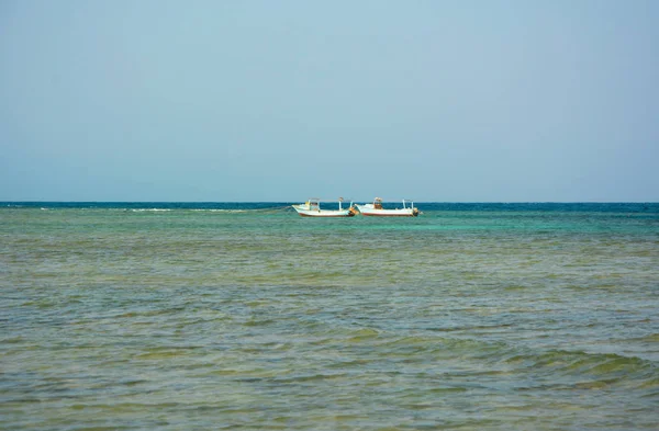 Paysage Marin Bleu Avec Deux Voiliers Dans Mer Lointaine — Photo