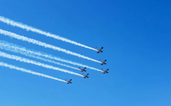 Airshow Tracce Fumo Bianco Sei Aerei Sul Cielo Blu Sfilata — Foto Stock