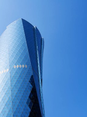 Al Bidda Tower karşı açık mavi gökyüzü, yakın çekim, uzay, dikey Kopyala. Camlı cephe ile modern gökdelen