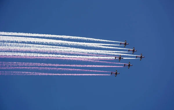 Αεριωθούμενων Μαχητικών Αεροσκαφών Φως Πλάτος Χρωματιστά Καπνό Στην Στρατιωτική Παρέλαση — Φωτογραφία Αρχείου