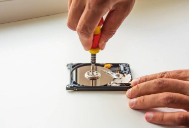 Adam el tamir Hdd tornavida, closeup çekim kullanarak hasarlı