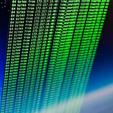UNIX bash kabuğu kullanarak sitesinin ping. Komut satırı arabirimi yeşil kod. Mavi uzay arka plan