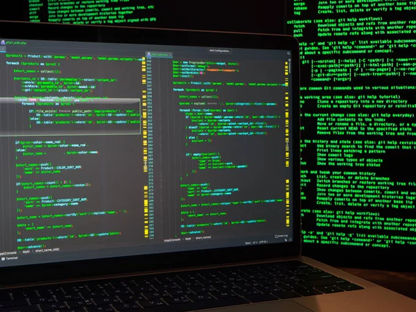 Kötü amaçlı kod veya virüs programı siber anonymus saldırı için kullanıyor. Kimlik hırsızlığı ve bilgisayar suç