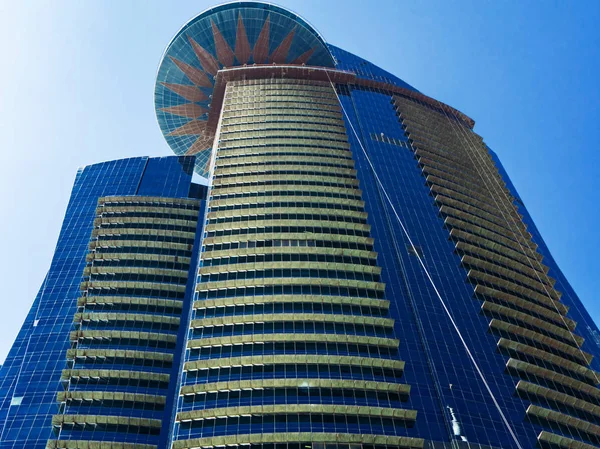 Pohled Zdola Moderní Rijál Mrakodrapu World Trade Center Doha — Stock fotografie