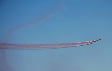 Uçak uçuş duman rengi Doha Katar bayrak bir grup