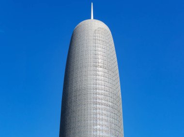 Mavi arka plan üzerinde closeup görünümü ünlü Burj Doha (Burj Katar, Doha kule)