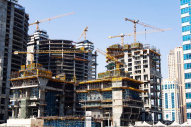 Dört modern multistorey bina yapım aşamasında. Vinçler ile büyük inşaat
