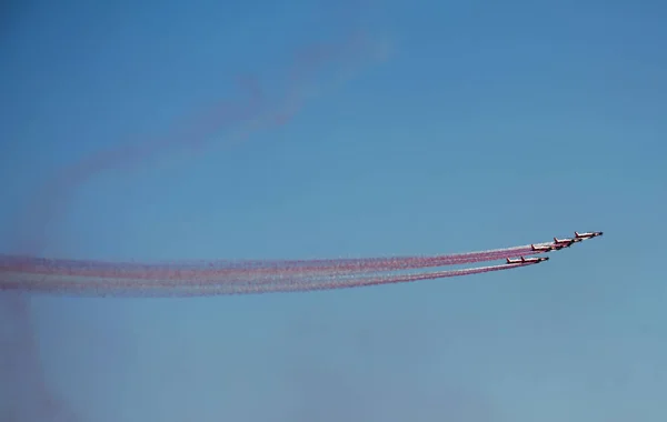 Μια Ομάδα Των Αεροσκαφών Πτήσει Χρώμα Καπνός Riyal Κατάρ Σημαία — Φωτογραφία Αρχείου