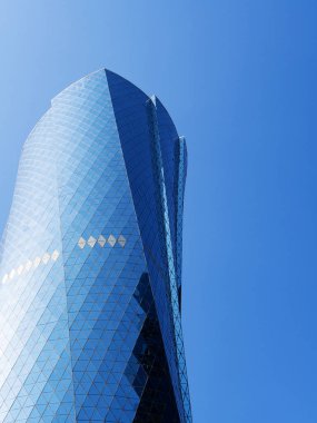 Al Bidda Tower karşı açık mavi gökyüzü, yakın çekim, alanı Kopyala. Finansal başarı kavramı