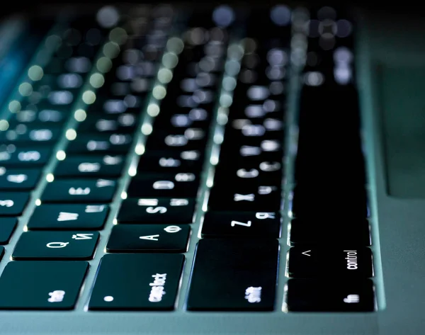 Крупный План Клавиатуры Ноутбука Подсветкой Вид Сбоку — стоковое фото