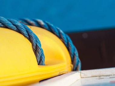 Mavi bükülmüş ip sarı lifebuoy, makro, sığ bölümü