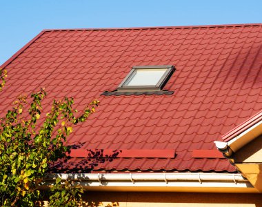Işıklık ve snowguards ile-pişmiş toprak metalleri closeup kiremit çatı