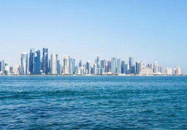 Doha, Katar Bay güneşli panoramik görünüm