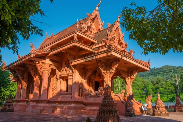 Wat Ratchathammaram en la isla de Koh Samui, bajo los árboles — Foto de Stock