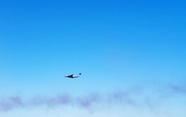 Τανάγρα. Στρατιωτικά αεροσκάφη Boeing C 17 Globemaster πετώντας στο μπλε του ουρανού — Φωτογραφία Αρχείου