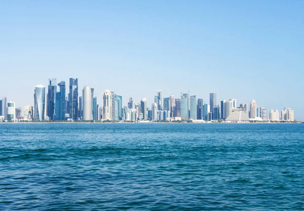 Panoramautsikt över bukten i Doha, Qatar solig dag — Stockfoto