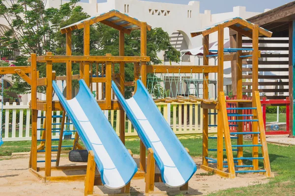 Två vattenrutschbanor på barn lekplats på hotellet — Stockfoto