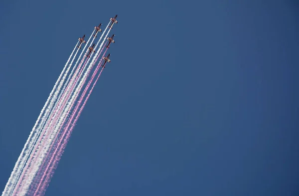 Aerei in grande forma di freccia durante l'airshow — Foto Stock