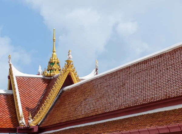 Techo rojo del templo tailandés con ápice de Gable, budismo, espacio de copia — Foto de Stock