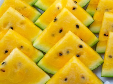 Tropikal arka plan. Sarı karpuz üçgenler, üstten görünüm, portre