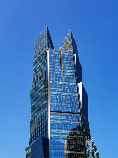 Vertical version of Palm Tower, Doha, Qatar on blue sky background — Stock Photo, Image