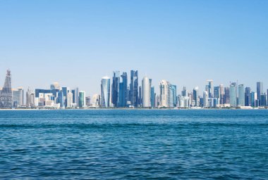 Panoramik görünüm Katar metropol. Modern gökdelen mimarisi