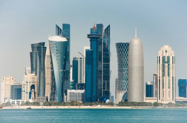 Doha fütüristik kentsel silüeti, sahildeki bir şehir 