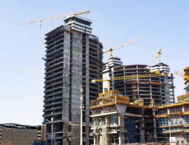 Sarı vinçler ve İskeleler ile yüksek katlı binalar