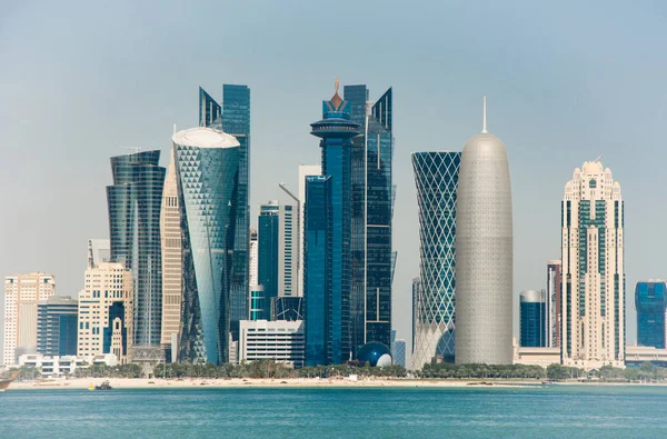 Horizonte urbano futurista de Doha, es una ciudad en la costa de la —  Fotos de Stock